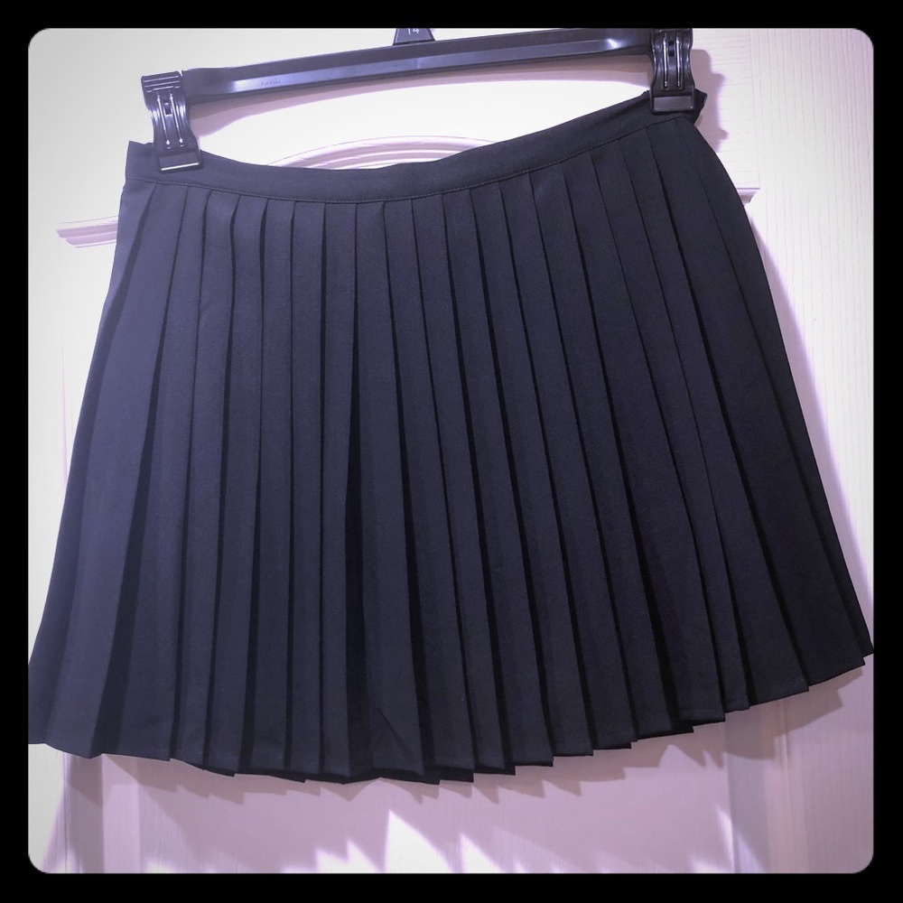Short pleated black skirt